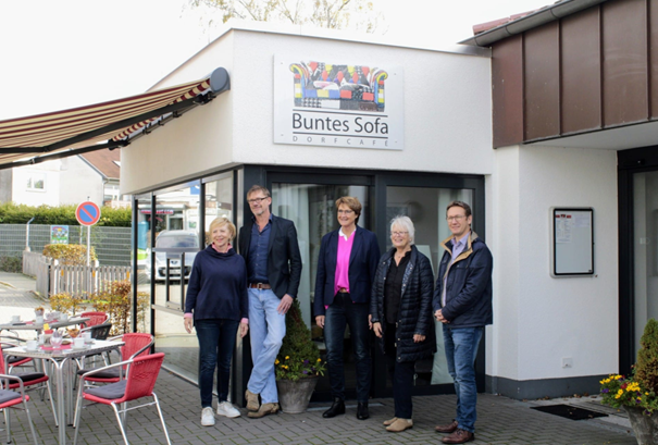 Sonnenschutz Dorf Café „Buntes Sofa“